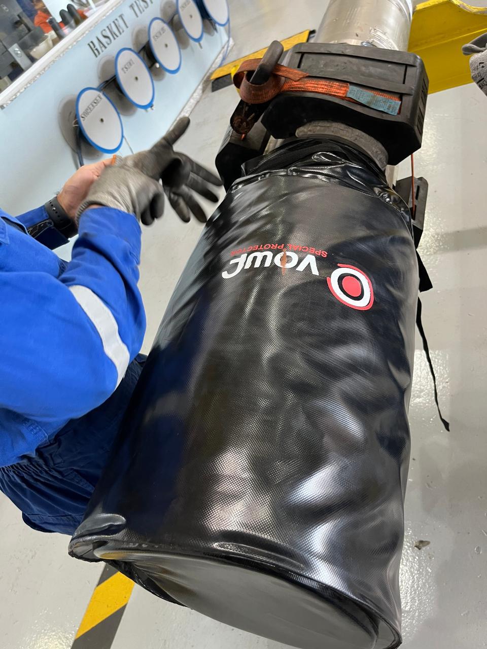 Capa preta Vowf sendo instalada em equipamento