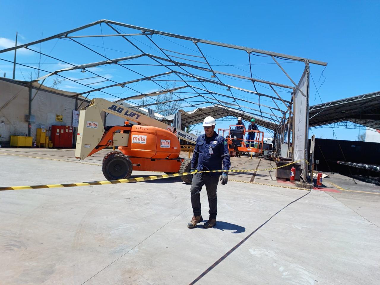 Instalação de galpão de tenda pela equipe Vowf