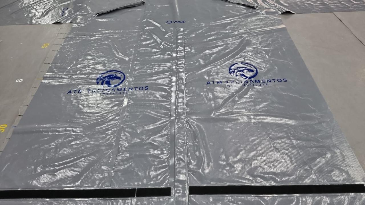 Lona térmica prateada com logotipo Vowf
